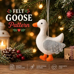 Könnte beinhalten: Ein weißes Filzgans-Ornament mit grauem Flügel, orangefarbenem Schnabel und orangefarbenen Füßen, das an einer Schnur hängt. Der Text lautet FELT GOOSE Pattern, DIGITAL DOWNLOAD, HAND SEWING PATTERN und MADE WITH LOVE, ergänzt durch Symbole.