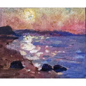 Peut inclure: Une peinture à l'huile sur toile représentant une scène côtière au coucher du soleil. La composition présente un rivage sombre avec des rochers proéminents, une mer bleu profond et un ciel vibrant aux teintes roses, orange et jaunes.