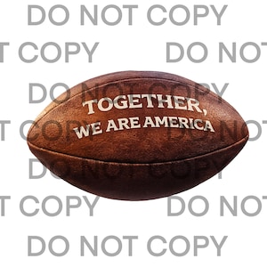 Może przedstawiać: Brązowa skórzana piłka do futbolu amerykańskiego z białym napisem "TOGETHER, WE ARE AMERICA". Piłka ma owalny kształt i wygląda na nową.