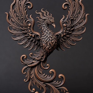 Puede incluir: Escultura de fénix de color bronce con alas extendidas y detalles intrincados de plumas. La escultura presenta un diseño detallado con una apariencia estilizada y ornamentada. El fénix es un símbolo de renacimiento.