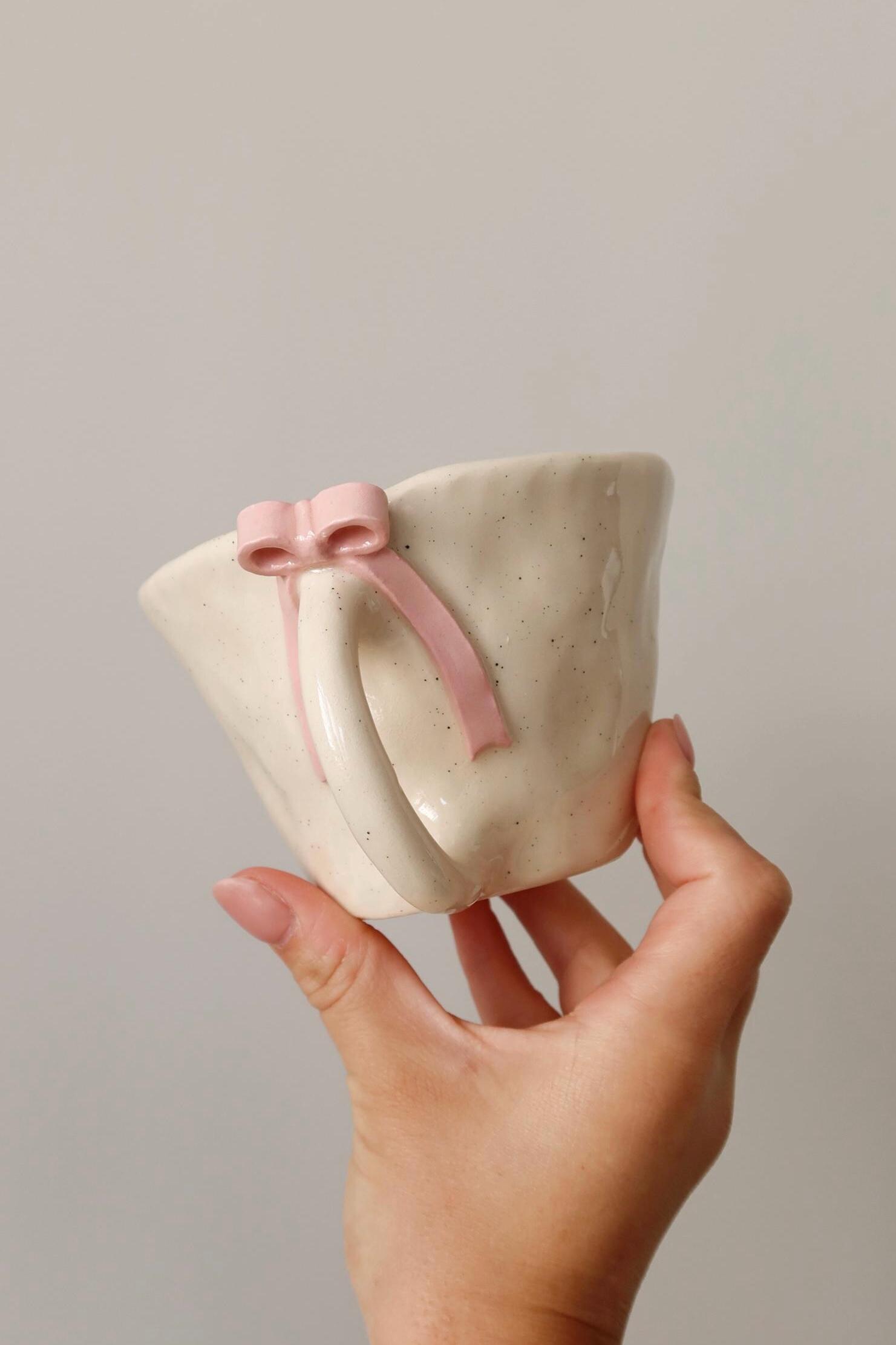 Różowy kubek do kawy i herbaty z kokardą | Ręcznie robiony ceramiczny kubek w stylu Coquette | Uroczy minimalistyczny wystrój domu