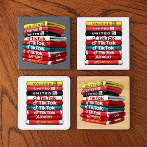 Op de afbeelding: Vier vierkante onderzetters met een ontwerp van een stapel boeken. Elke onderzetter heeft de woorden "UNITED" en "TikTok" met de tekst "glyndwr" en "JUST GO..." in verschillende kleuren, waaronder rood, zwart en blauwgroen.