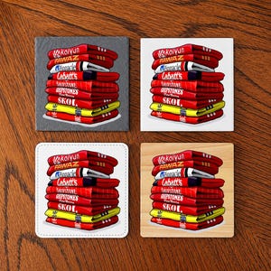 Op de afbeelding: Vier vierkante onderzetters met een stapel rode en gele items, elk met tekst. De onderzetters liggen op een houten oppervlak. De tekst bevat "Vakalyun", "FAWAZ", "Pinnacle", "Cabatt's", "Shipstone", "SKOL" en "111".