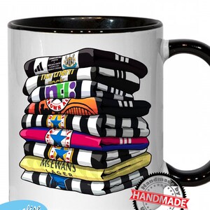 Newcastle United Shirts Kit Geschichte - personalisierte 11 Unzen Tasse - handgemachte lustige Tasse - Untersetzer-Set verfügbar - Farbauswahl Carabao mug black