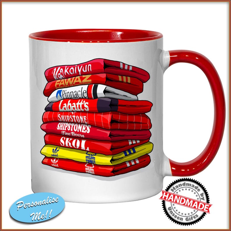K&ouml;nnte beinhalten: Eine wei&szlig;e Keramiktasse mit rotem Rand und Henkel. Die Tasse zeigt eine farbenfrohe Illustration eines Stapels von Vintage-Bierhemden mit verschiedenen Markennamen, darunter "Vakaiyun", "Fawaz", "Pinnacle", "Labatt's", "Shipstone", "Shipstones", "Skol" und "Fine Beers". Die Tasse tr&auml;gt auch den Text "Personalisieren Sie mich!!" auf der Unterseite.