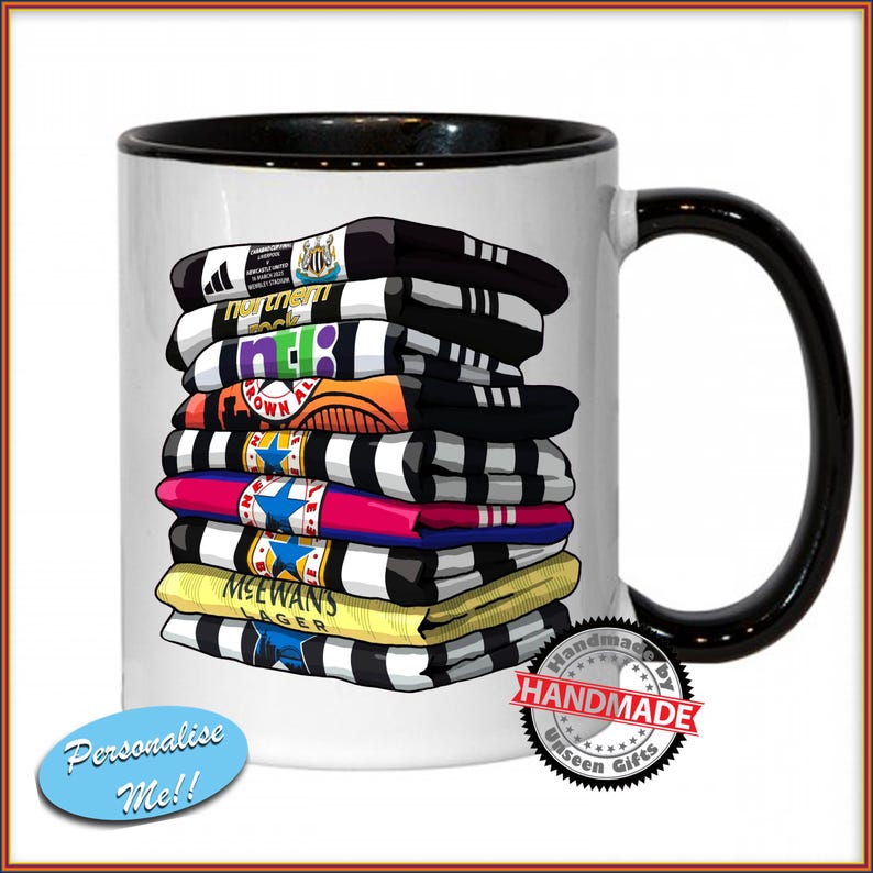 Newcastle United Shirts Kit Geschichte - personalisierte 11 Unzen Tasse - handgemachte lustige Tasse - Untersetzer-Set verfügbar - Farbauswahl Carabao mug black