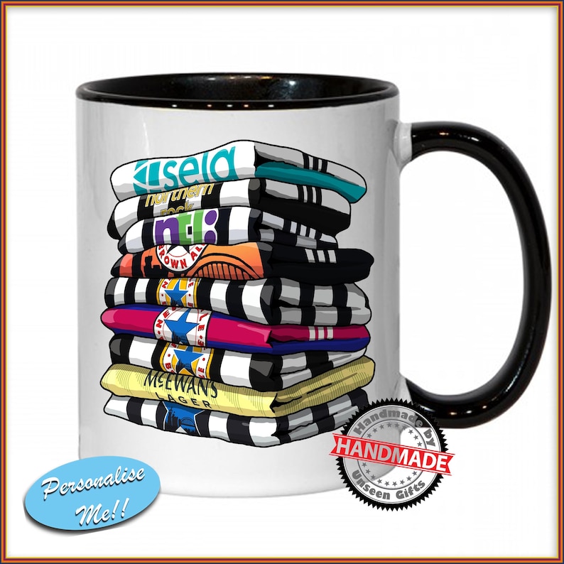 Newcastle United Shirts Kit Geschichte - personalisierte 11 Unzen Tasse - handgemachte lustige Tasse - Untersetzer-Set verfügbar - Farbauswahl Sela mug black