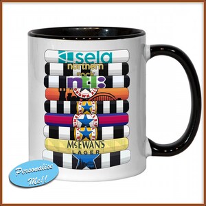 Newcastle United Shirts Kit Geschichte - personalisierte 11 Unzen Tasse - handgemachte lustige Tasse - Untersetzer-Set verfügbar - Farbauswahl Flat shirts black