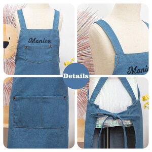 Peut inclure: Tablier en jean avec le nom "Monica" brod&eacute; sur la poche avant. Le tablier a un design de style bavoir avec des bretelles r&eacute;glables et une fermeture &agrave; nouer dans le dos. Le tablier est de couleur bleu moyen.