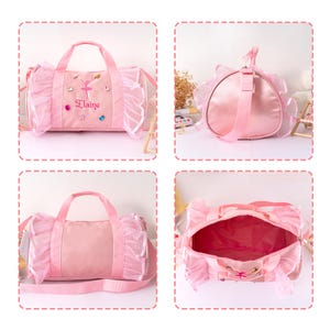 Peut inclure: Sac de sport rose avec un motif de ballerine et le nom "Elaine". Le sac est orn&eacute; d'une bordure &agrave; volants et d'une bandouli&egrave;re. Des strass sont inclus. Le sac a une poign&eacute;e sup&eacute;rieure et une sangle lat&eacute;rale. Con&ccedil;u pour la danse ou le ballet.