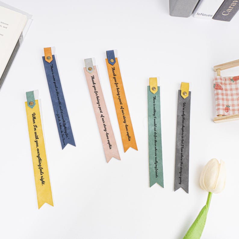 Puede incluir: Seis marcap&aacute;ginas coloridos con diferentes citas impresas en ellos. Los marcap&aacute;ginas est&aacute;n hechos de un material suave y texturizado y tienen una combinaci&oacute;n de colores amarillo, azul, rosa, verde y gris.