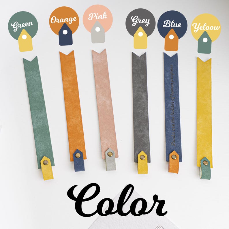 Puede incluir: Seis marcap&aacute;ginas de cuero de colores con una peque&ntilde;a forma de casa en la parte superior. Los marcap&aacute;ginas son verde, naranja, rosa, gris, azul y amarillo. La palabra "Color" est&aacute; escrita en cursiva negra en la parte inferior de la imagen.