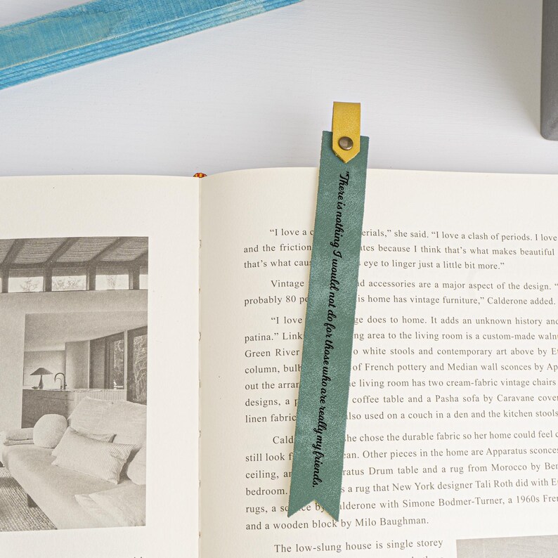 Puede incluir: Un marcap&aacute;ginas de cuero verde con un borla de cuero amarillo. El marcap&aacute;ginas tiene el texto "There is nothing I would not do for those who are really my friends." impreso en &eacute;l.