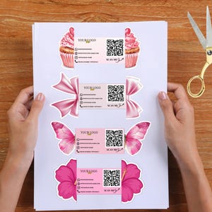 Könnte beinhalten: Rustikales Holzschild mit dem Text "Welcome to our home" in weißer Schrift. Das Schild hat eine Used-Optik und ein schlichtes, einladendes Design, perfekt für eine Veranda oder einen Eingangsbereich.