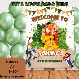 Può includere: Un poster di pietra miliare con personaggi de Il Re Leone, con il testo "WELCOME TO" e "4TH BIRTHDAY." Il poster è esposto su un cavalletto, circondato da palloncini verdi. Include formati A4 e 40,64 x 50,8 cm.