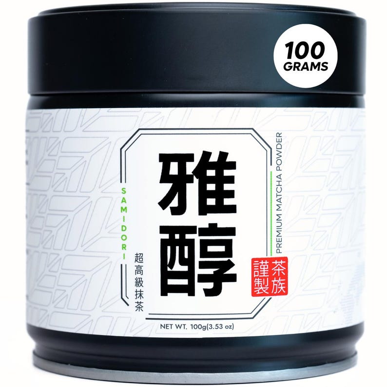 Puede incluir: Una lata cil&iacute;ndrica negra de polvo de matcha premium Samidori. La etiqueta blanca presenta un patr&oacute;n de hojas repetitivo, grandes caracteres japoneses negros y el texto 100 GRAMS, PREMIUM MATCHA POWDER y NET WT. 100g(3.53 oz).