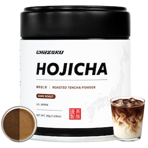 Puede incluir: Un recipiente cilíndrico de polvo de té tostado Hojicha Chazeku con tapa negra y etiqueta blanca. La etiqueta muestra el texto HOJICHA, Uji, Japan y Net Wt. 35g. Al lado hay un pequeño cuenco con polvo y un vaso de café con leche helado.