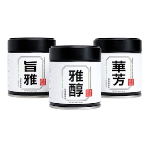 Puede incluir: Tres latas cilíndricas de polvo de matcha premium, cada una con una etiqueta blanca con texto japonés en negro, el texto en inglés Premium Matcha Powder y un peso neto de 35 g impreso en la parte frontal.