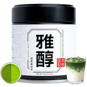 Puede incluir: Un recipiente con tapa negra de polvo de matcha premium con texto japonés y la marca "SAMIDORI". La etiqueta incluye un gráfico de polvo de matcha y un latte de matcha. Peso neto 35 g.
