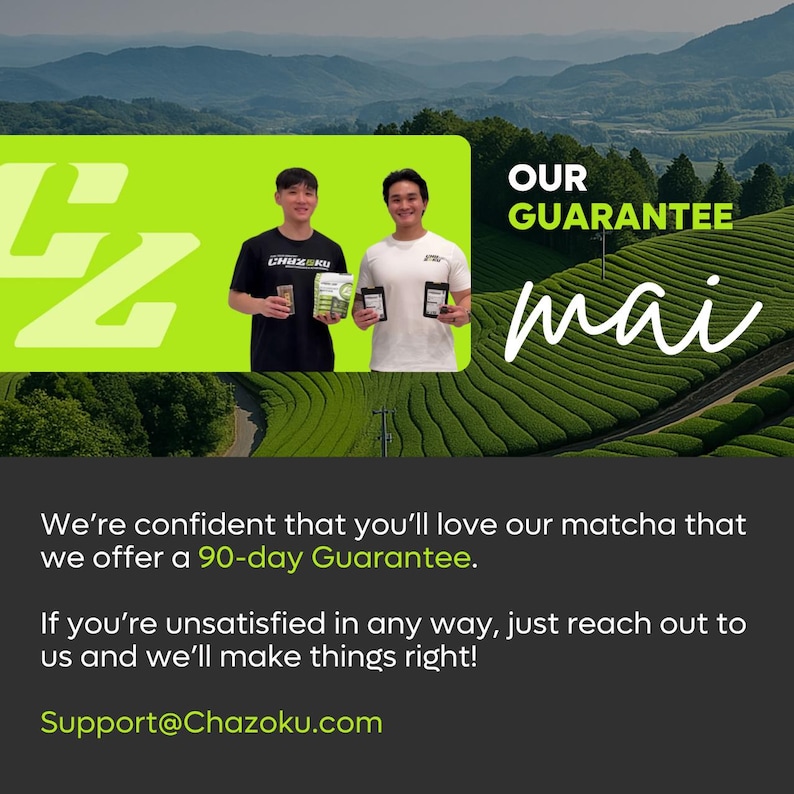 Puede incluir: Dos personas frente a un fondo verde sosteniendo bolsas de producto matcha. El texto dice: OUR GUARANTEE, matcha, We&rsquo;re confident that you&rsquo;ll love our matcha that we offer a 90-day Guarantee. Si no est&aacute; satisfecho, contacte a Support@Chazoku.com.