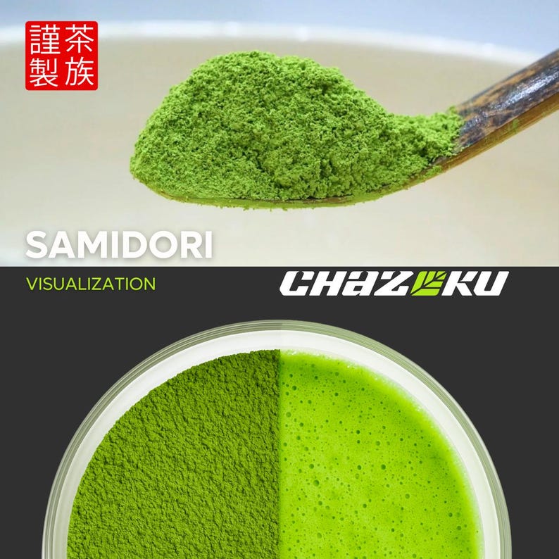 Puede incluir: Una cuchara de madera sostiene un mont&oacute;n de polvo de matcha verde vibrante. Debajo, un recipiente circular muestra una vista dividida de polvo verde seco y un l&iacute;quido verde espumoso. El texto incluye "SAMIDORI", "VISUALIZATION", "CHAZUKU" y caracteres japoneses.
