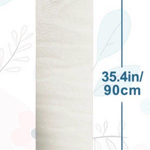 K&ouml;nnte beinhalten: Zylindrischer, cremefarbener Stoffbeutel, 10 cm breit und 90 cm lang, mit Kordelzug. Der Beutel besteht aus einem strukturierten Material und eignet sich zur Aufbewahrung oder Verpackung.
