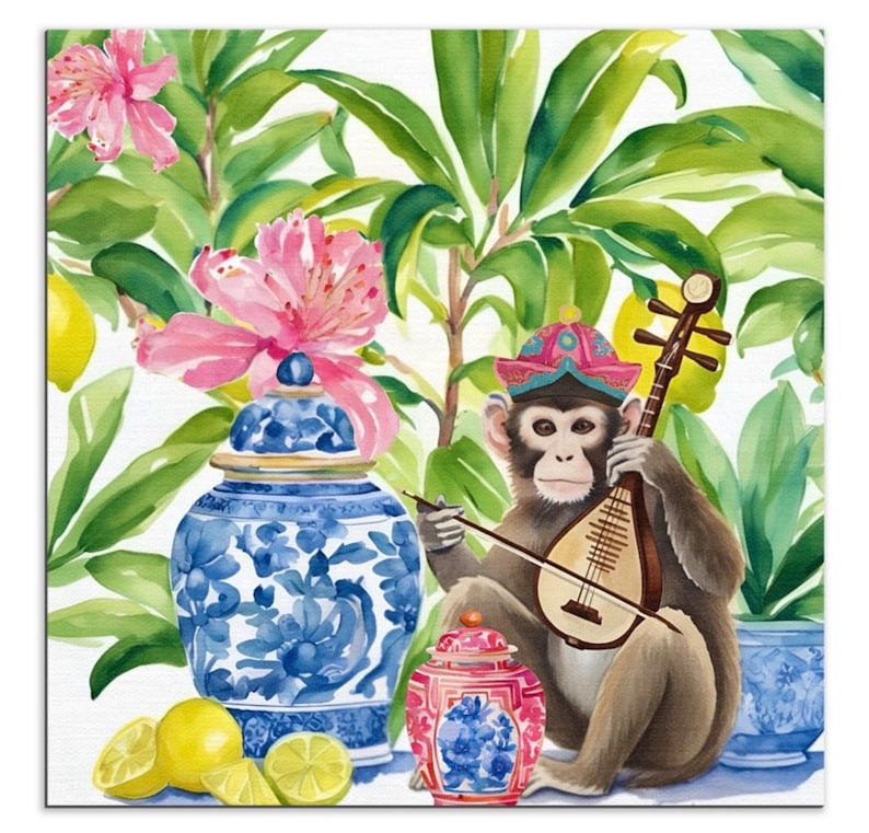 Puede incluir: Pintura a la acuarela de un mono tocando un la&uacute;d, con un sombrero y rodeado de flores rosas, hojas verdes y limones. Jarrones decorativos azules y blancos en primer plano. La obra tiene un tema caprichoso de inspiraci&oacute;n asi&aacute;tica.