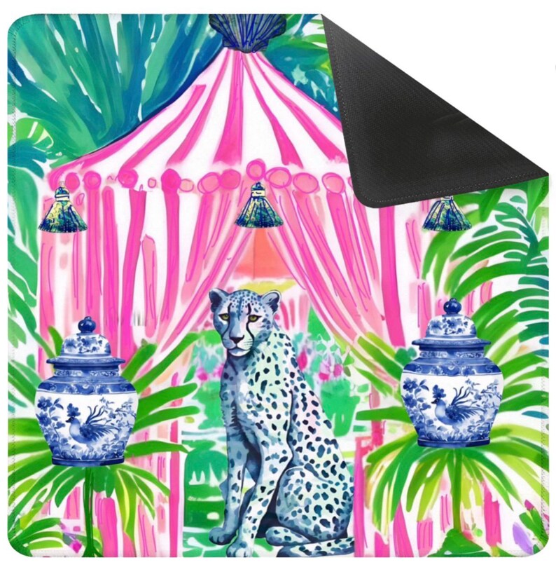 Puede incluir: Una manta rectangular con un dise&ntilde;o de tienda de campa&ntilde;a a rayas rosas y blancas rodeada de hojas de palmera verdes. Un leopardo moteado azul y blanco se sienta en el centro, flanqueado por dos tarros de jengibre azules y blancos con motivos de gallo.