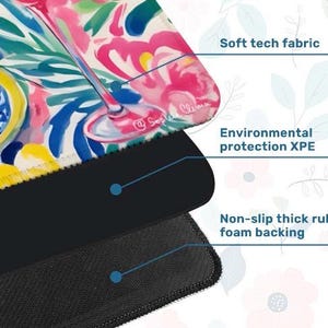 K&ouml;nnte beinhalten: Ein farbenfrohes Mousepad mit floralem und Cocktail-Design. Es verf&uuml;gt &uuml;ber ein weiches Tech-Gewebe, einen Umweltschutz XPE und eine rutschfeste, dicke Schaumstoffr&uuml;cken. Das Design umfasst rosa, blaue und gelbe Farben.