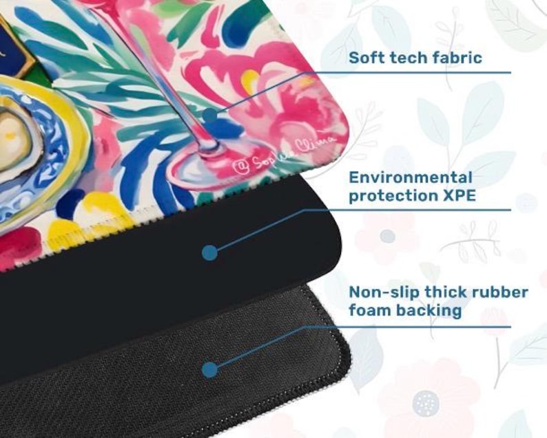 K&ouml;nnte beinhalten: Ein farbenfrohes Mousepad mit floralem und Cocktail-Design. Es verf&uuml;gt &uuml;ber ein weiches Tech-Gewebe, einen Umweltschutz XPE und eine rutschfeste, dicke Schaumstoffr&uuml;cken. Das Design umfasst rosa, blaue und gelbe Farben.