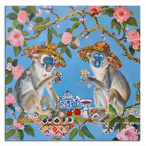 K&ouml;nnte beinhalten: Ein k&uuml;nstlerisches Gem&auml;lde zeigt zwei Affen mit H&uuml;ten beim Teetrinken. Die Affen mit blauen Gesichtern und grauem Fell sitzen auf einem Ast mit einer Teekanne und Tassen. Rosa Bl&uuml;ten und ein blauer Hintergrund vervollst&auml;ndigen die Szene.