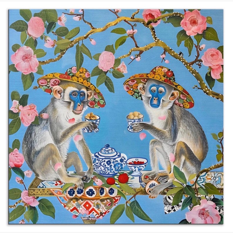 K&ouml;nnte beinhalten: Ein k&uuml;nstlerisches Gem&auml;lde zeigt zwei Affen mit H&uuml;ten beim Teetrinken. Die Affen mit blauen Gesichtern und grauem Fell sitzen auf einem Ast mit einer Teekanne und Tassen. Rosa Bl&uuml;ten und ein blauer Hintergrund vervollst&auml;ndigen die Szene.