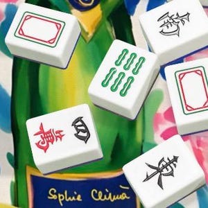 K&ouml;nnte beinhalten: Wei&szlig;e Mahjong-Steine mit roten, gr&uuml;nen und schwarzen Symbolen und Markierungen sind auf einem farbenfrohen Hintergrund verstreut. Die Steine sind in einem zuf&auml;lligen Muster angeordnet und zeigen verschiedene Designs. Das Bild enth&auml;lt den Text "Sophie Cliima".