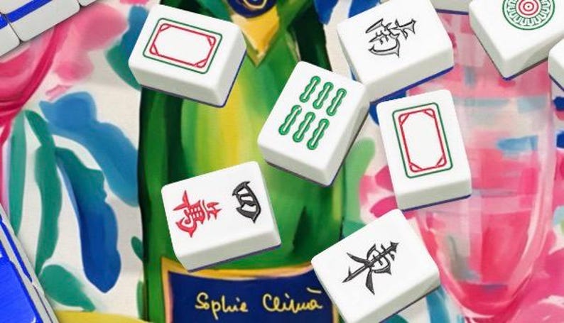 K&ouml;nnte beinhalten: Wei&szlig;e Mahjong-Steine mit roten, gr&uuml;nen und schwarzen Symbolen und Markierungen sind auf einem farbenfrohen Hintergrund verstreut. Die Steine sind in einem zuf&auml;lligen Muster angeordnet und zeigen verschiedene Designs. Das Bild enth&auml;lt den Text "Sophie Cliima".