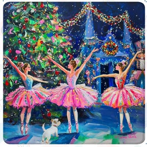 Könnte beinhalten: Ein Ölgemälde, das drei Ballerinas in rosa Tutus zeigt, die vor einem geschmückten Weihnachtsbaum und einem blauen Gebäude tanzen. Ein kleiner weißer Hund steht im Vordergrund und eine Nussknackerfigur ist auf der rechten Seite zu sehen.