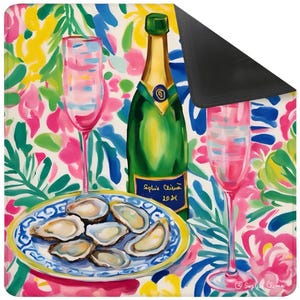 K&ouml;nnte beinhalten: Eine farbenfrohe Illustration einer gr&uuml;nen Champagnerflasche, zwei rosa Sektgl&auml;sern und einem Teller mit Austern. Die Flasche hat ein blaues Etikett mit Text. Der Hintergrund zeigt ein Blumenmuster in Rosa, Blau, Gelb und Gr&uuml;n.