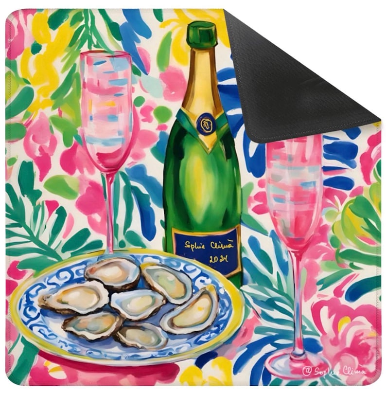 K&ouml;nnte beinhalten: Eine farbenfrohe Illustration einer gr&uuml;nen Champagnerflasche, zwei rosa Sektgl&auml;sern und einem Teller mit Austern. Die Flasche hat ein blaues Etikett mit Text. Der Hintergrund zeigt ein Blumenmuster in Rosa, Blau, Gelb und Gr&uuml;n.