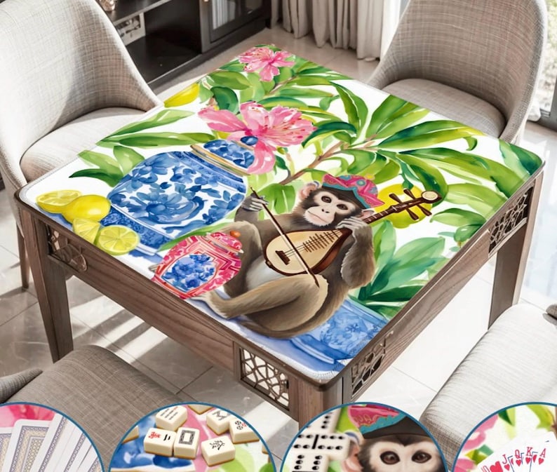 Puede incluir: Una mesa cuadrada de madera con un dise&ntilde;o colorido y caprichoso. La superficie de la mesa presenta un mono tocando un la&uacute;d, rodeado de flores, limones y jarrones de porcelana azul y blanca. La mesa est&aacute; rodeada de sillas.