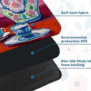 Op de afbeelding: Decoratieve muismat met een kleurrijk stilleven schilderij van kopjes en een vaas. De muismat heeft een zacht technisch stoffen oppervlak, milieubescherming en een antislip dikke rubberen foam backing.