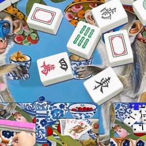 K&ouml;nnte beinhalten: Wei&szlig;e Mahjong-Steine mit verschiedenen Symbolen und Designs, darunter gr&uuml;ne und rote R&auml;nder, liegen auf einer blauen Oberfl&auml;che mit einer Affenillustration. Spielkarten und Dominosteine sind ebenfalls im Bild zu sehen.