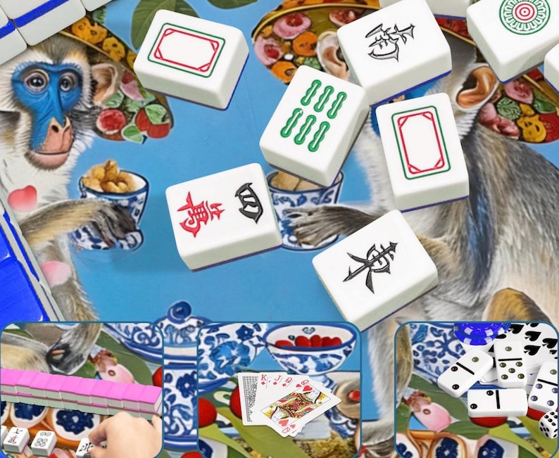 K&ouml;nnte beinhalten: Wei&szlig;e Mahjong-Steine mit verschiedenen Symbolen und Designs, darunter gr&uuml;ne und rote R&auml;nder, liegen auf einer blauen Oberfl&auml;che mit einer Affenillustration. Spielkarten und Dominosteine sind ebenfalls im Bild zu sehen.