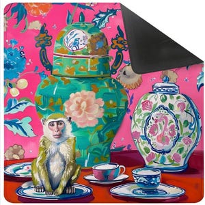 Op de afbeelding: Een levendige, kleurrijke illustratie met een aap, theekopjes en decoratieve vazen. De aap zit op een bord, omringd door theekopjes en sierlijke vazen met bloemmotieven. De achtergrond is felroze met bloempatronen.