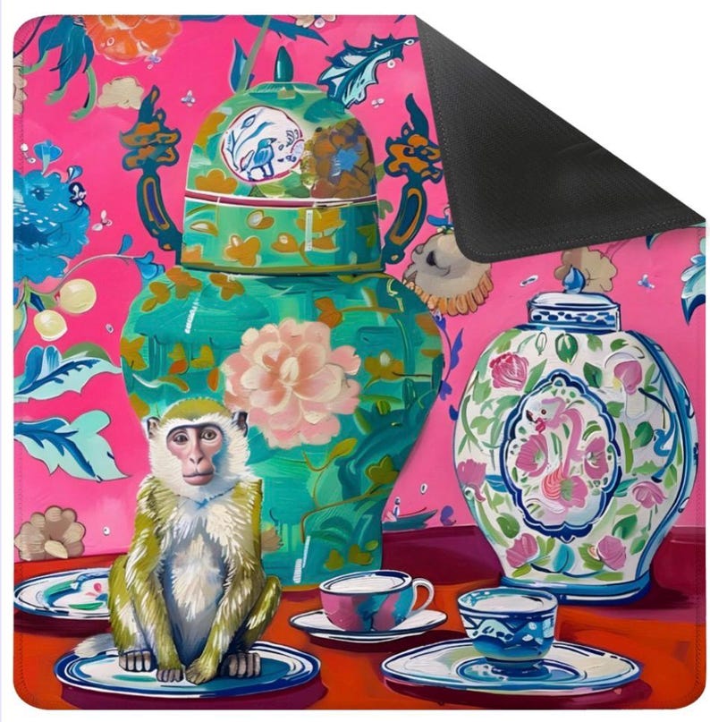 Op de afbeelding: Een levendige, kleurrijke illustratie met een aap, theekopjes en decoratieve vazen. De aap zit op een bord, omringd door theekopjes en sierlijke vazen met bloemmotieven. De achtergrond is felroze met bloempatronen.