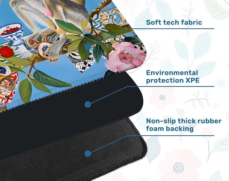 K&ouml;nnte beinhalten: Mauspad mit einer farbenfrohen Illustration eines Affen, Blumen und dekorativen Objekten auf blauem Hintergrund. Merkmale sind weiches Tech-Gewebe, Umweltschutz XPE und eine rutschfeste, dicke Schaumstoffr&uuml;cken.