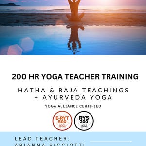 Op de afbeelding: Een silhouet van een persoon die mediteert op een strand bij zonsondergang. De tekst luidt "200 HR YOGA TEACHER TRAINING HATHA & RAJA TEACHINGS + AYURVEDA YOGA YOGA ALLIANCE CERTIFIED E-RYT 500 yoga ALLIANCE RYS 200 yoga ALLIANCE LEAD TEACHER: ARIANNA PICCIOTTI"