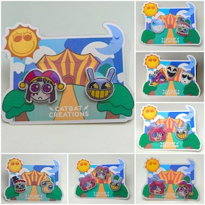 Puede incluir: Una colección de pendientes de botón de acrílico con varios diseños de personajes de dibujos animados, incluyendo bufones, conejos y máscaras, presentados en tarjetas de Catbat Creations con una ilustración de circo, sol y luna.