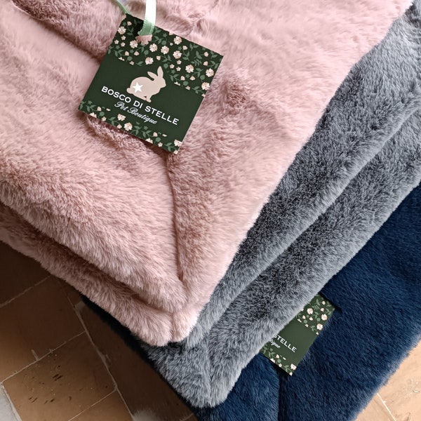 Blanket for cats and dogs. Pets accessories. Gift. Copertina cuccia per cani e gatti.