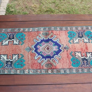 Vintage Turkse deurmat, 2 x 3 ft, handgeweven vloerkleed, kleurrijk geometrisch patroon, rood en blauw, traditioneel huisdecor