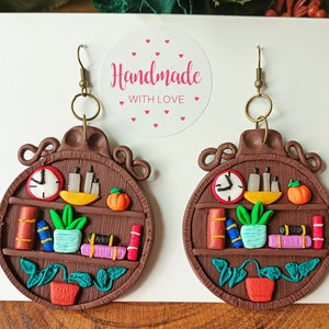 本棚の手作りポリマークレイイヤリング