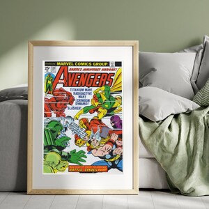 Może przedstawiać: Okładka komiksu z epoki przedstawiająca Avengers&oacute;w, grupę superbohater&oacute;w. Okładka jest czerwona, ż&oacute;łta i zielona z tytułem "The Avengers" w dużych, pogrubionych literach. Tekst na okładce brzmi "Earth's Mightiest Heroes!" i wymienia imiona superbohater&oacute;w: "Titanium Man! Radioactive Man! Crimson Dynamo! Slasher!"